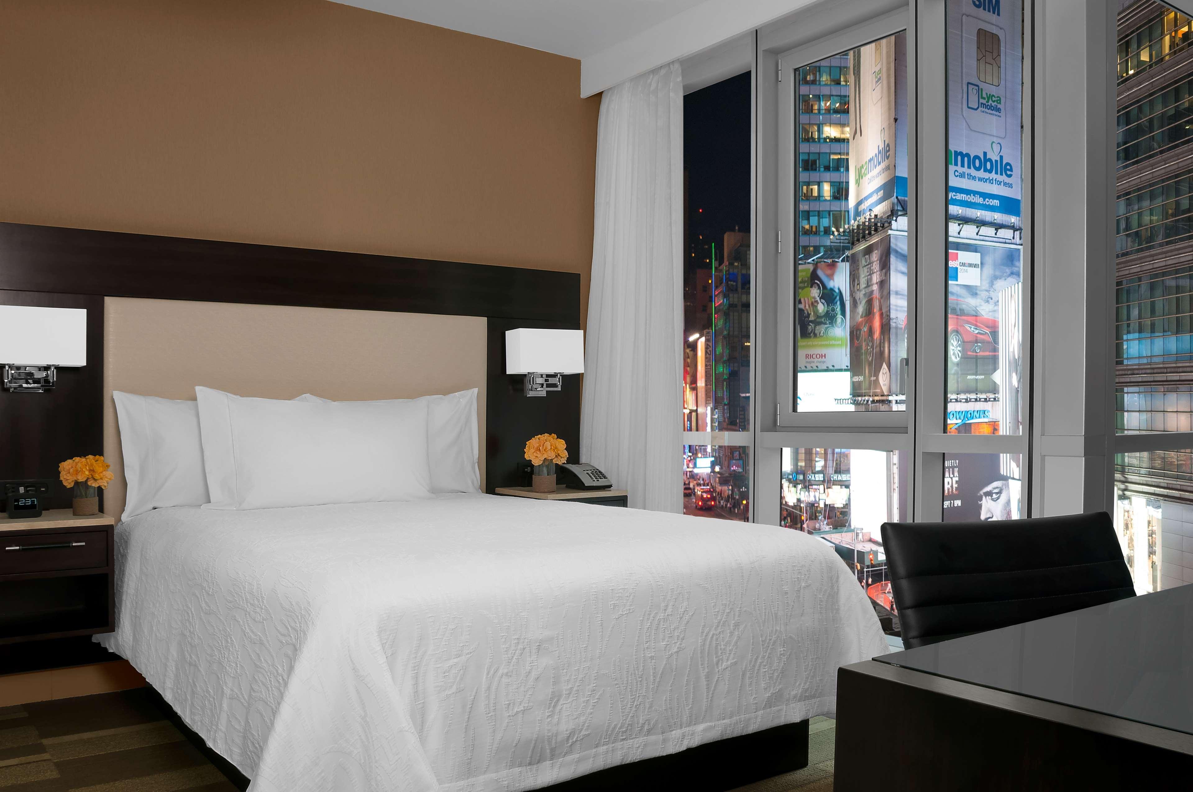 Hilton Garden Inn New York - Times Square Central Exterior photo