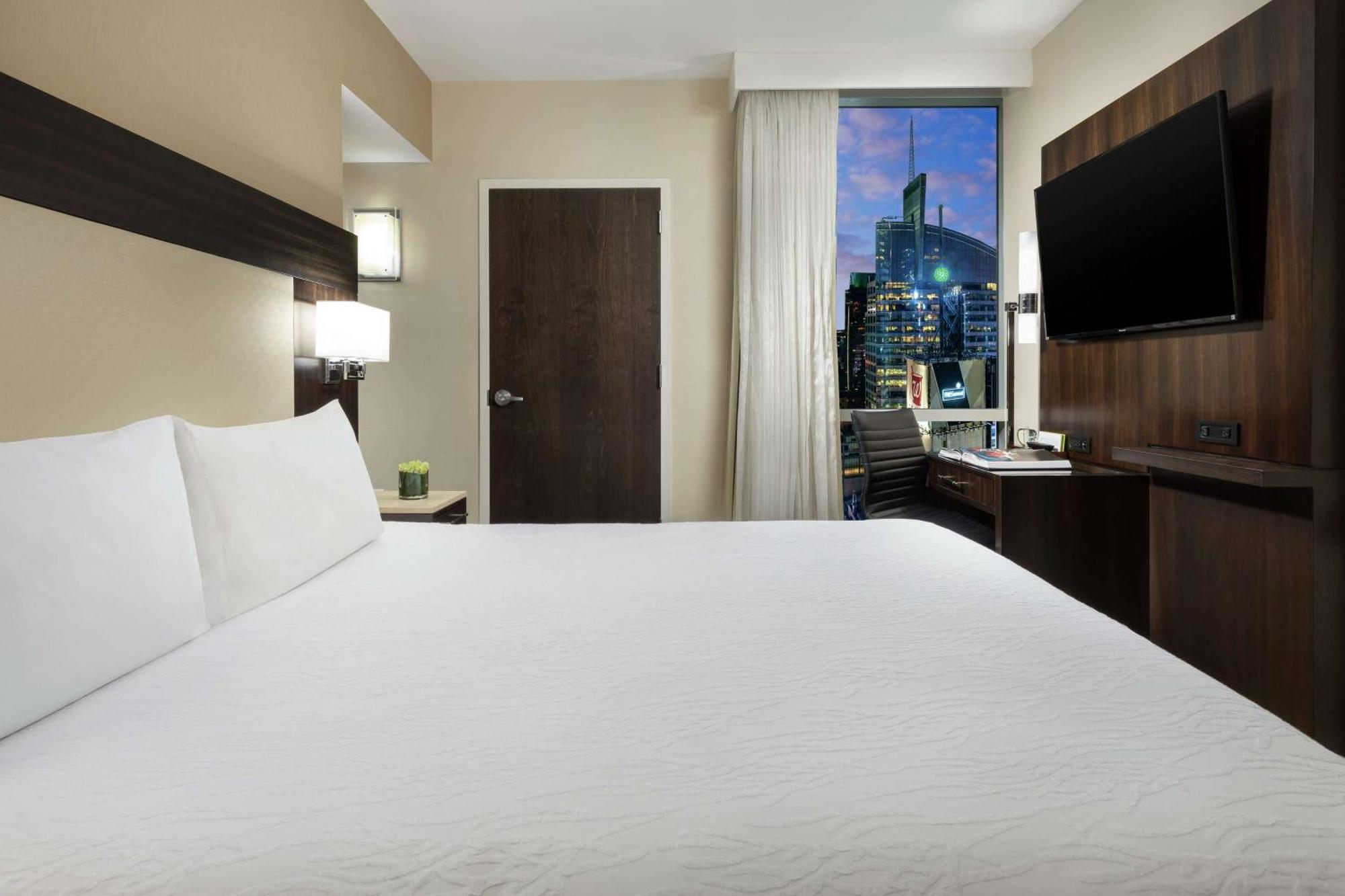 Hilton Garden Inn New York - Times Square Central Exterior photo