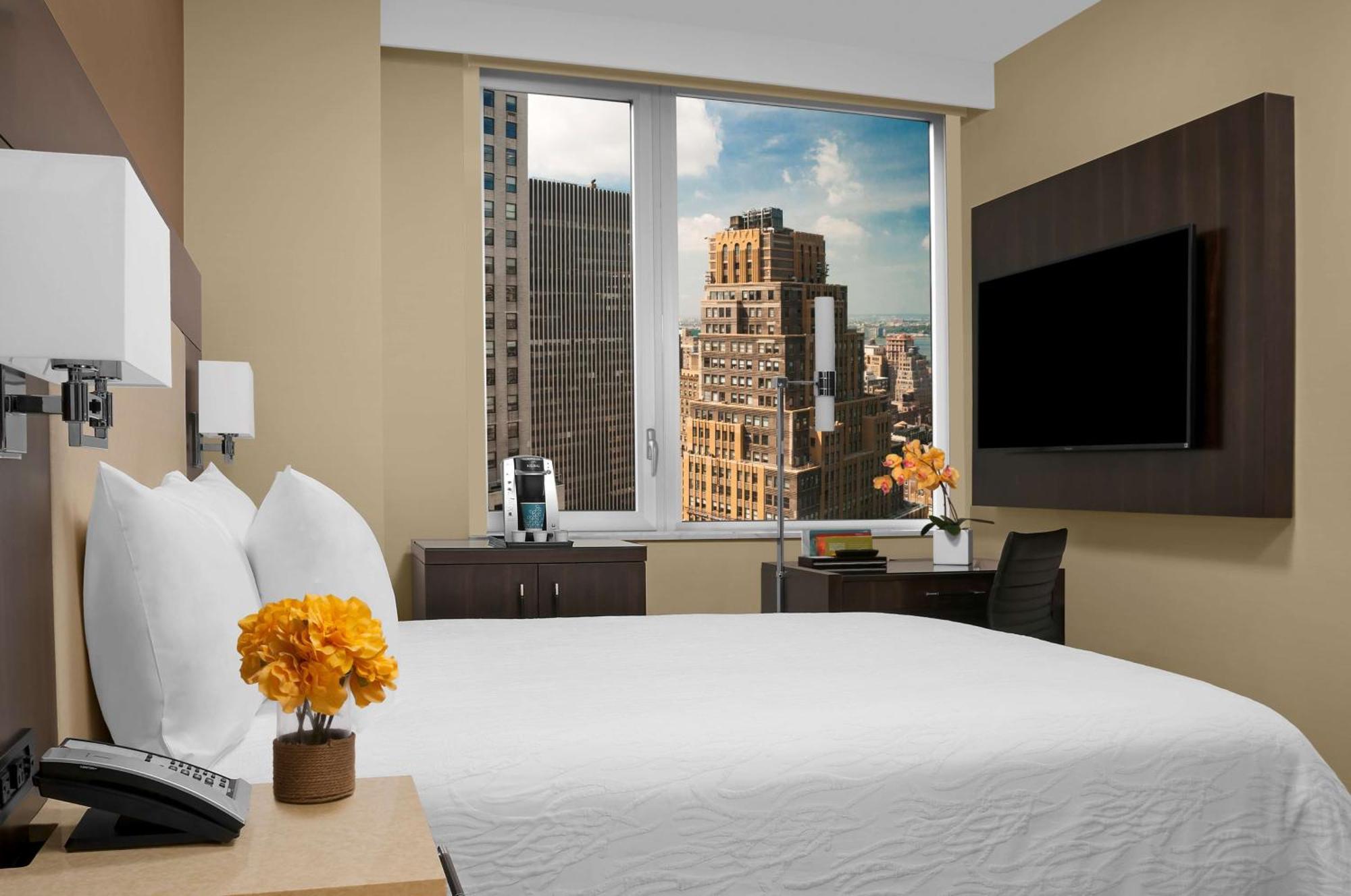 Hilton Garden Inn New York - Times Square Central Exterior photo