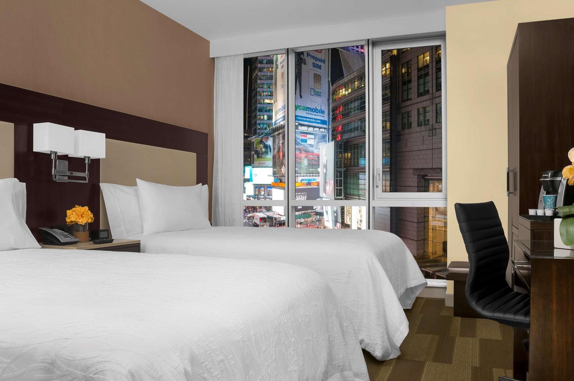 Hilton Garden Inn New York - Times Square Central Exterior photo