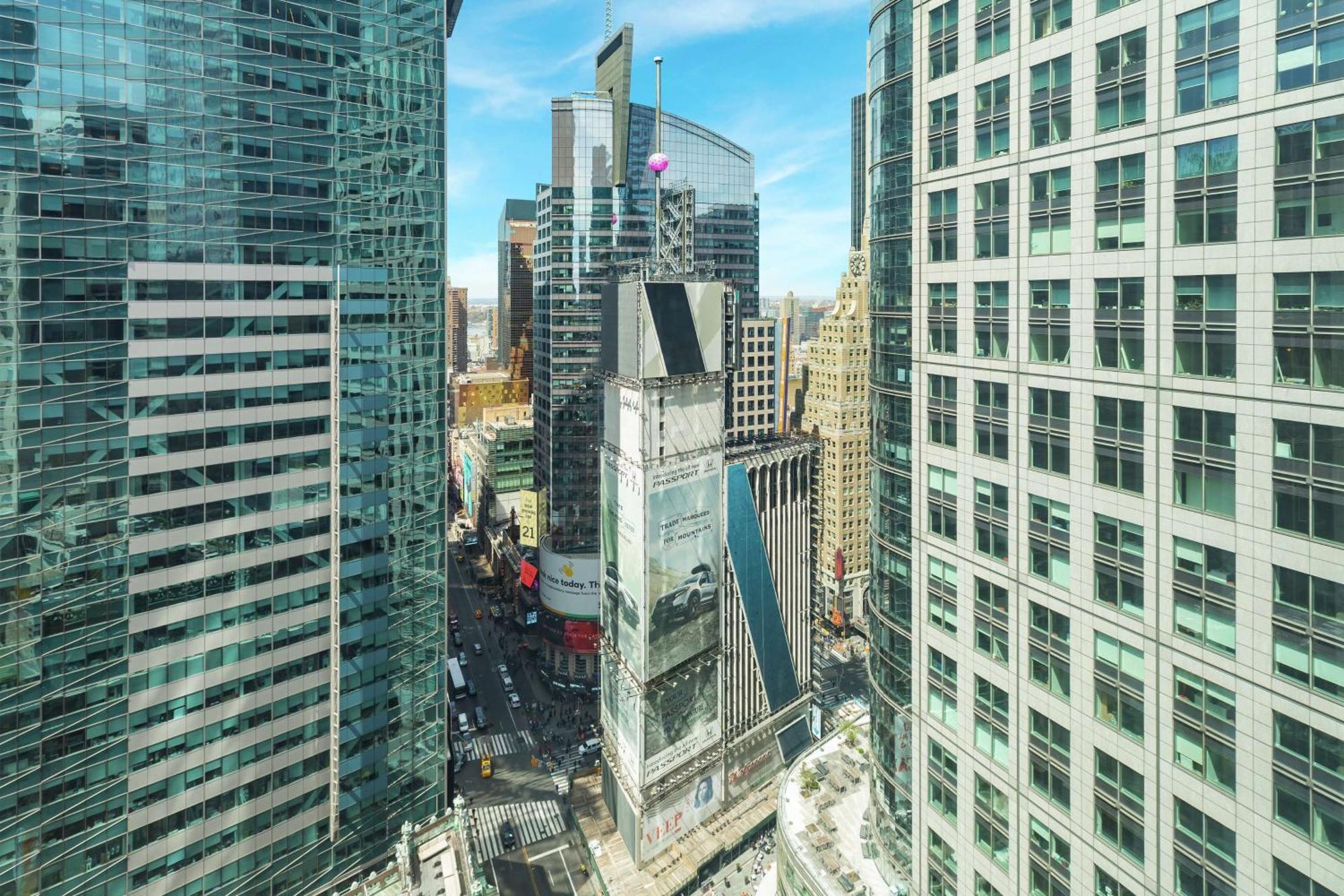 Hilton Garden Inn New York - Times Square Central Exterior photo