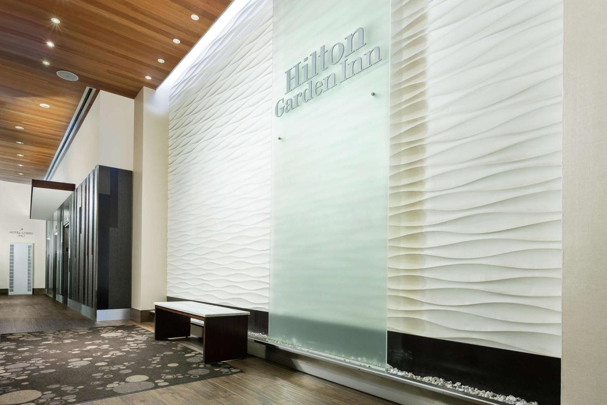 Hilton Garden Inn New York - Times Square Central Exterior photo